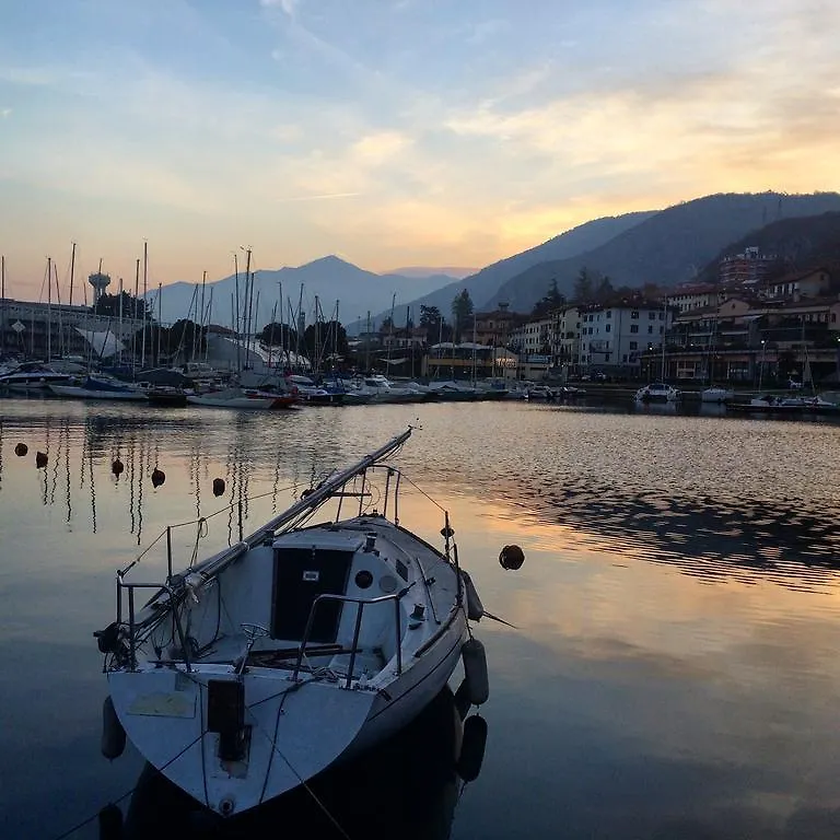 Hostel Ostello Del Porto Lovere Italy